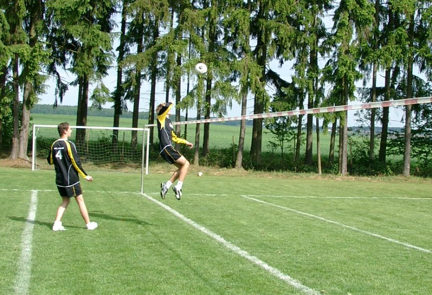 Zuspieler Tobias Fischer beobachtet eine Angriffsaktion von Schlagmann Patrick Schiep