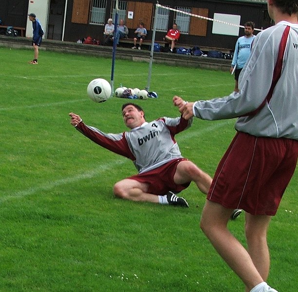 Stephan Schiep (Kirchen I) erhechtet einen kurzen Ball