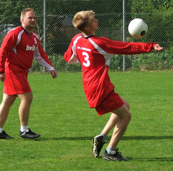 Zuspiel von Tobias Stinner (Kirchen II) für Angreifer Rolf Ludwig