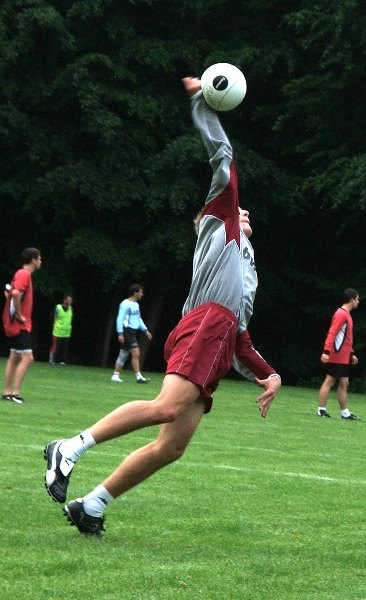 Mit vollem K�rpereinsatz f�hrt Patrick Schiep einen Angriffsschlag aus