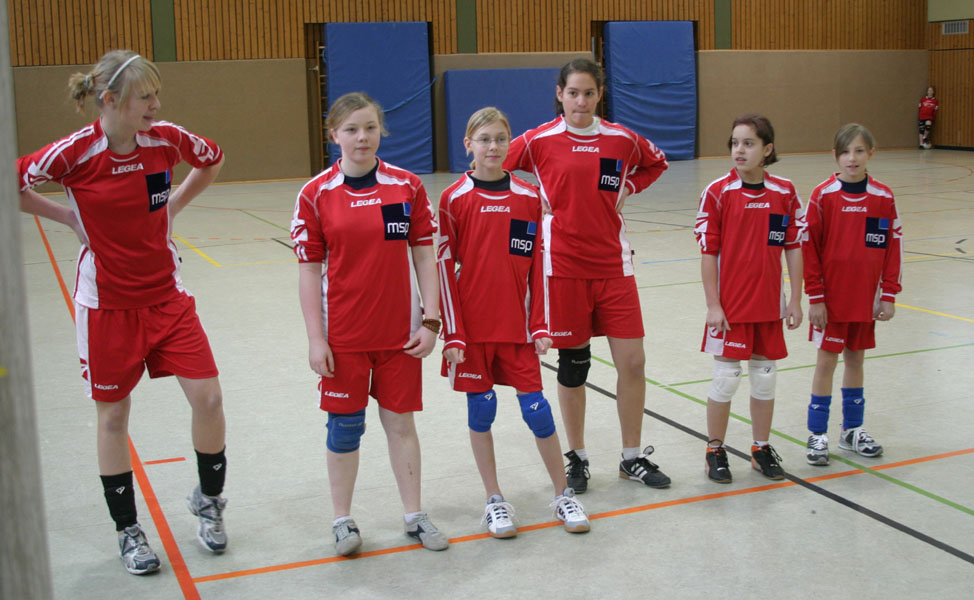 Die weibliche C-Jugend bei der Begr��ung des Gegners