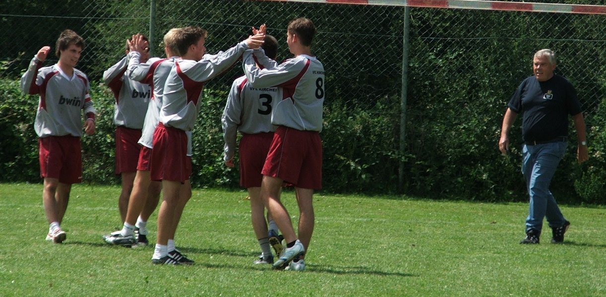 Freude nach dem Sieg im Entscheidungsspiel gegen D�rnberg
