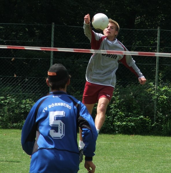 Angreifer Patrick Schiep bef�rdert einen weit vorgelegten Ball �ber die Leine