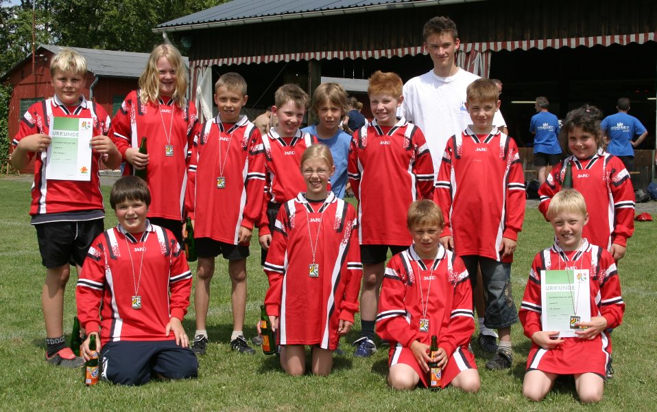 Die D-Jugendspieler des VfL nach der Siegerehrung