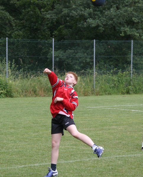 Nils Imh�user spielt den Ball nach vorne.