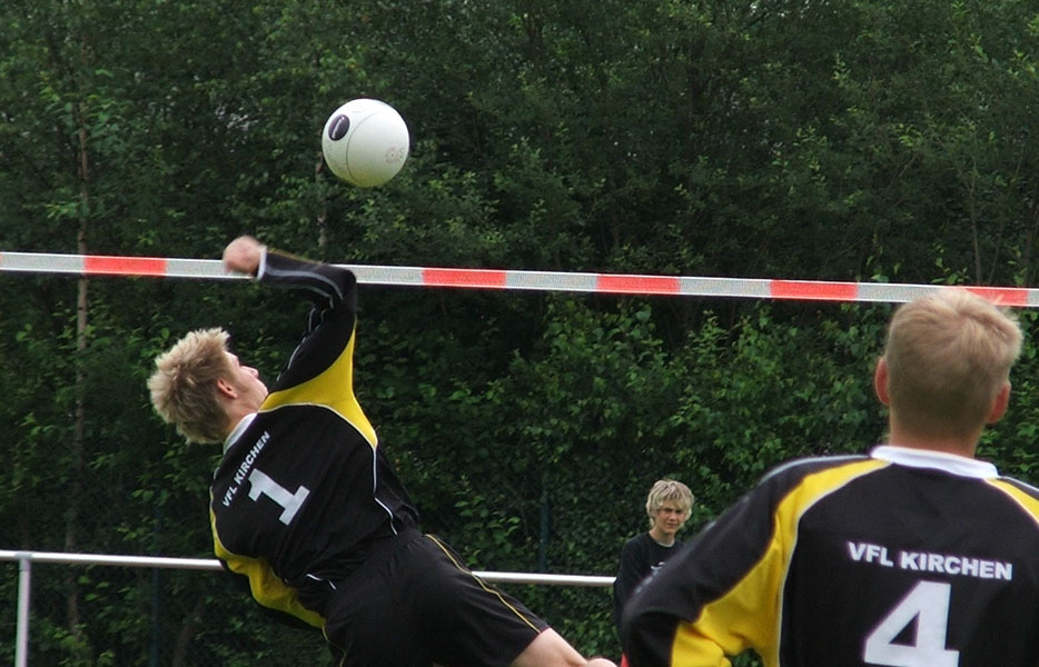 Patrick Schiep schl�gt den Ball ins gegnerische Feld