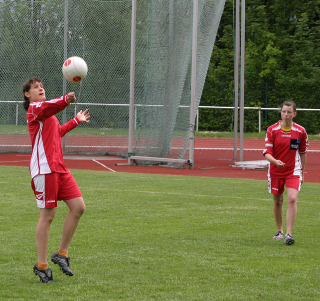 Melissa Seibert bereitet den Ball für Angreiferin Madeline Nievel vor.
