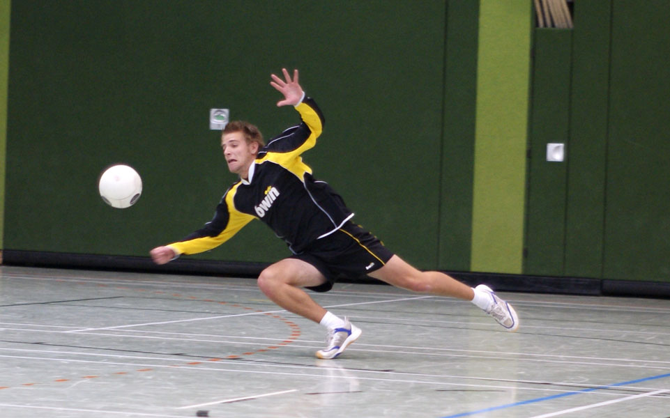 Patrick Schiep erhechtet einen halblangen Ball