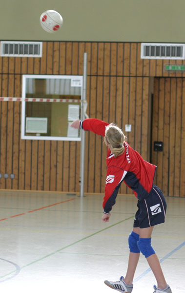 Kirchens Angreiferin spielt den Ball ins gegnerische Feld