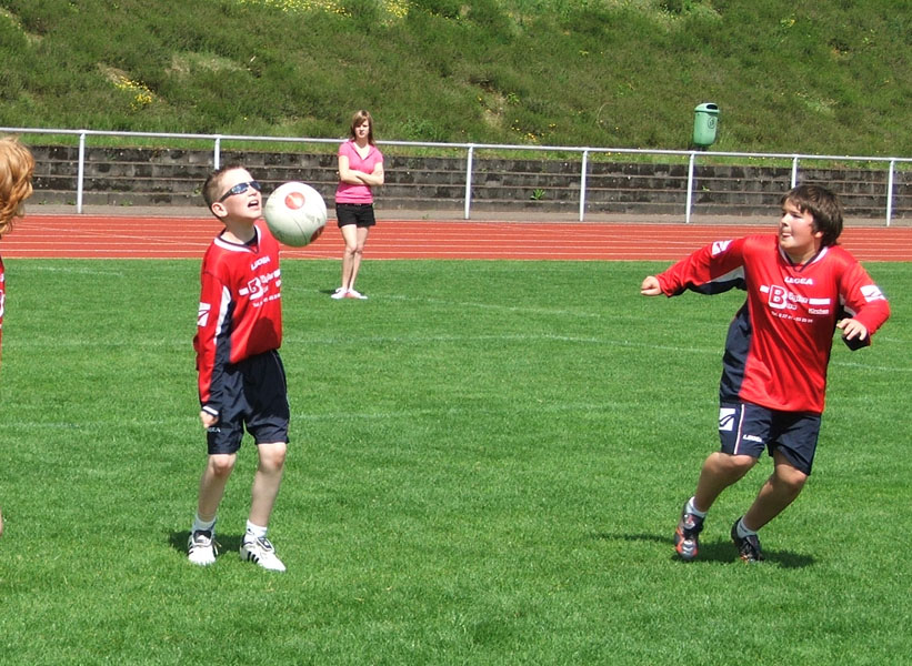 Abwehr durch Jan Brendebach, Mitspieler Tim Dapprich bereitet sich auf das Zuspielen vor.