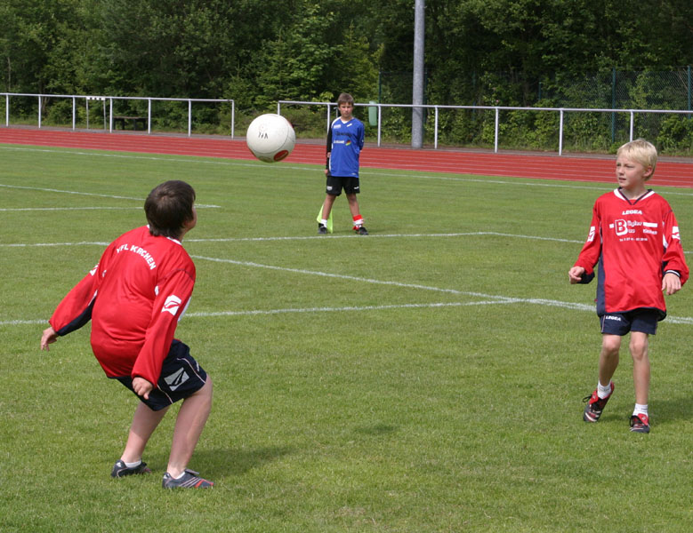 Zur Not muss man auch mal rückwärts spielen: Tim Dapprich versucht einen Ball zu retten.