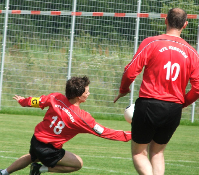 Mittelmann Philipp Stinner erläuft einen kurzen Ball