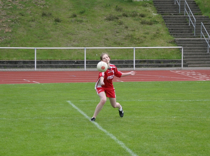 Kristin Cremer wehrt einen Ball ab
