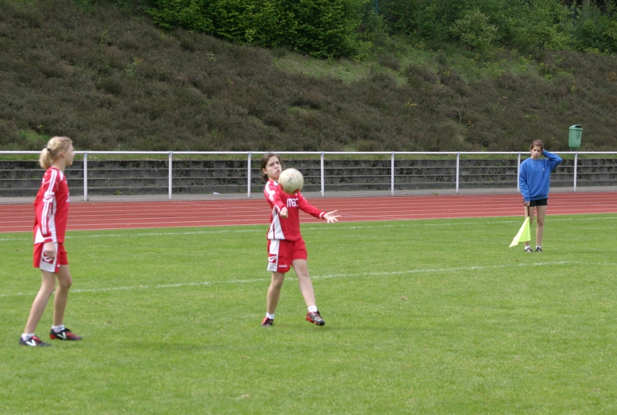 Sichere Ballannahme durch Theresa Halbe