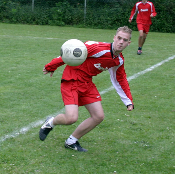 Angreifer Tim Fischer nimmt einen Ball ab.