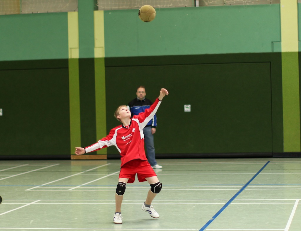 Florian Schneider schmettert einen Ball ins gegnerische Feld