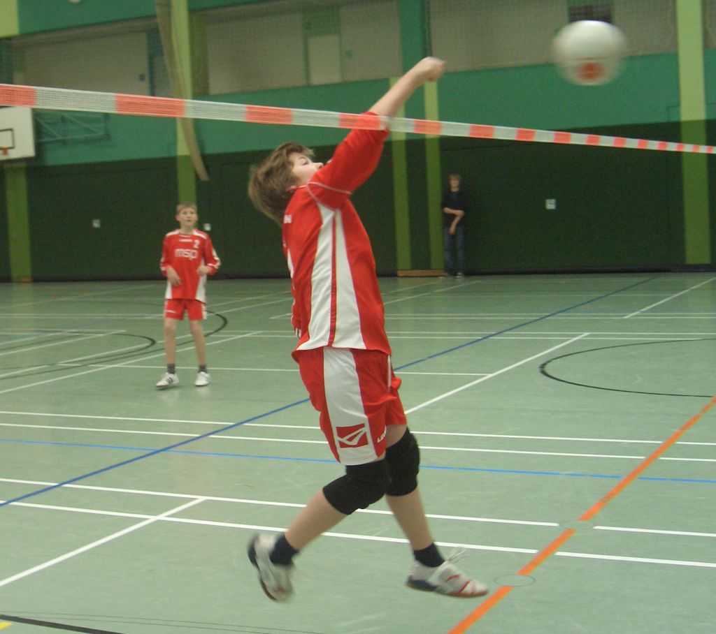 In letzter Sekunde schlägt Anton Schroeter einen Ball über die Leine