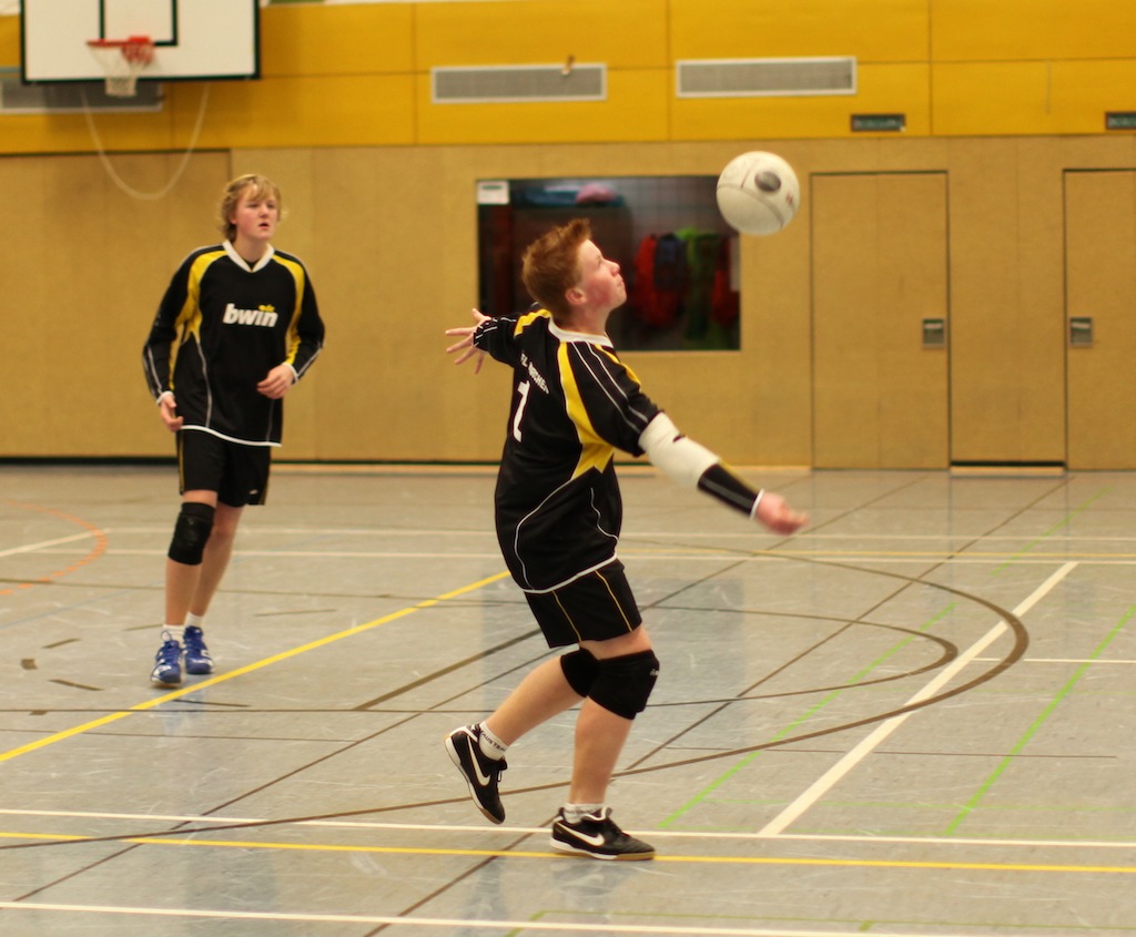 Nils Imh�user beim Zuspiel f�r Angreifer Paul Schroeter