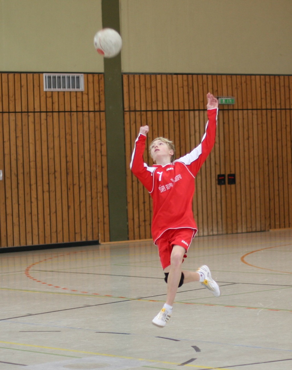 Kirchens Mittelmann verliert beim Zuspiel den Bodenkontakt