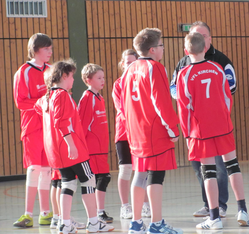 Trainer Rolf Ludwig schwört seine Truppe ein