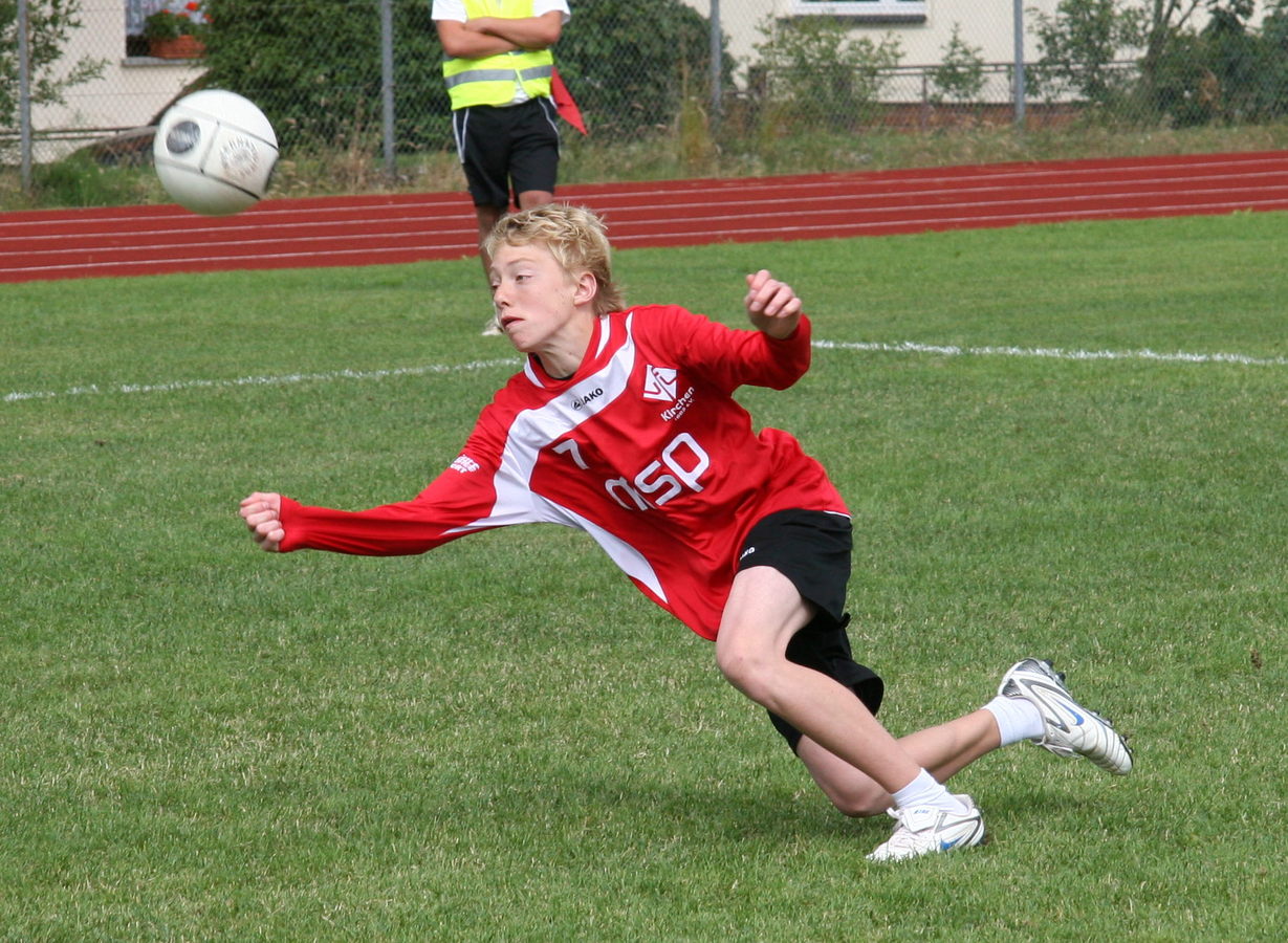 Der Mittelmann des VfL wehrt einen Angriff ab