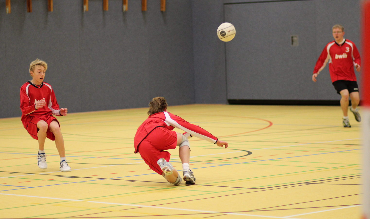 Robin Schuh erreicht so gerade noch einen zu kurz geschlagenen Ball