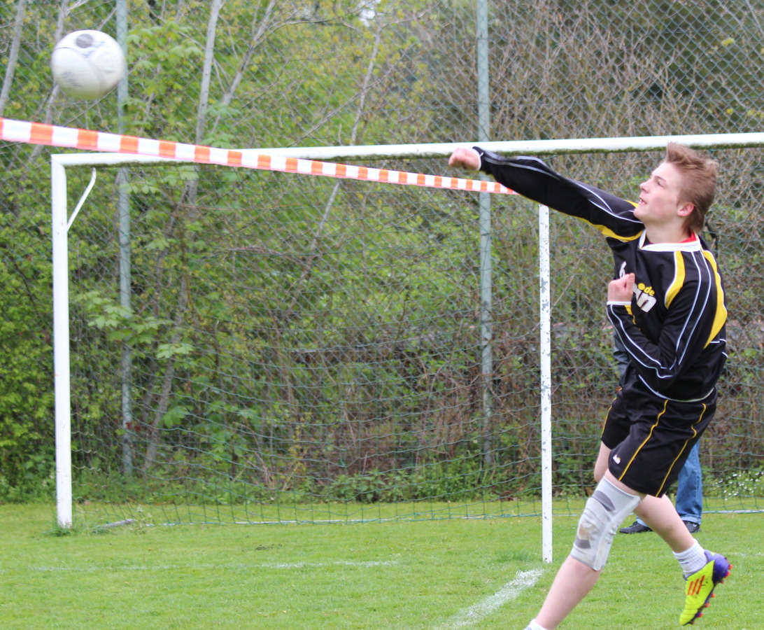 Angriffsschlag durch Robin Schuh