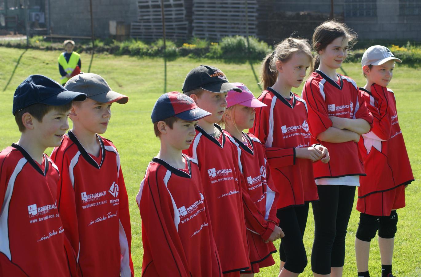 Das junge U12 Team bei der Begr��ung der gegnerischen Mannschaft