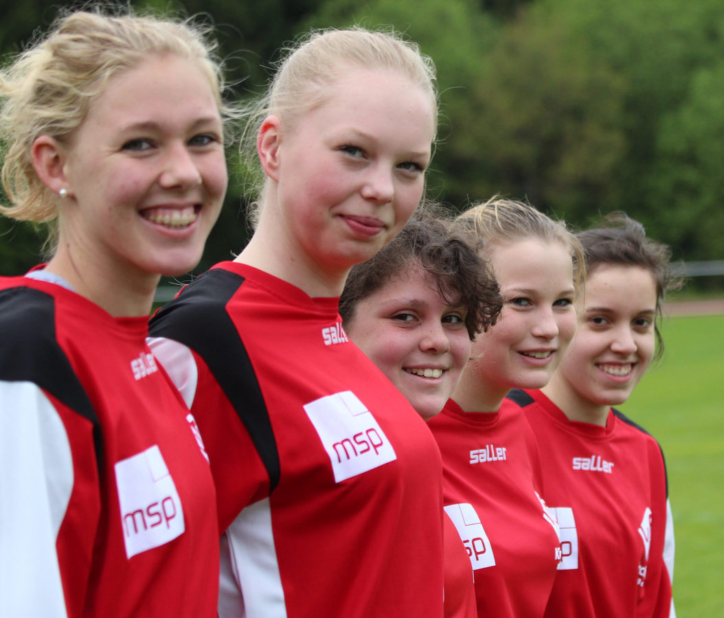 Die Mädels der U18 bei der Begrüßung der gegnerischen Mannschaft
