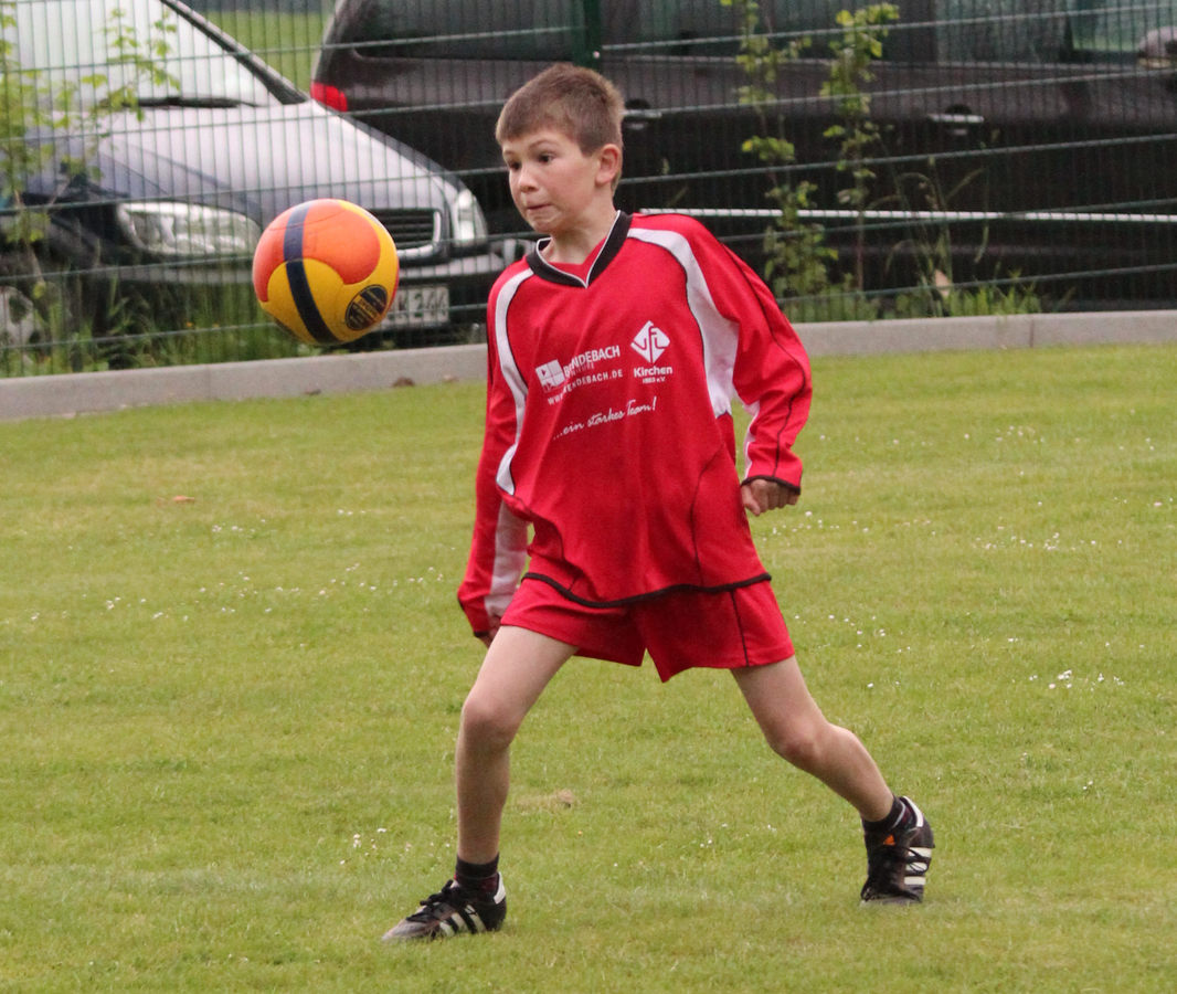 Ballannahme durch den Abwehrspieler des VfL