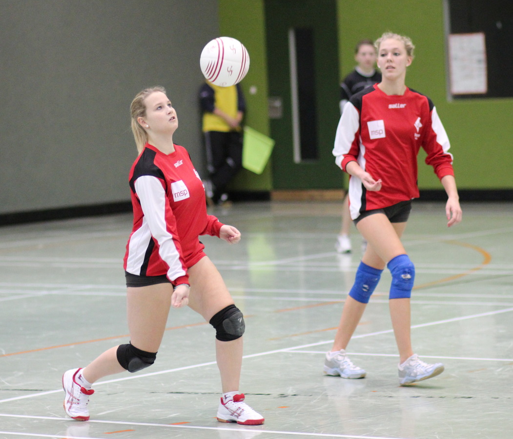 Die Zuspielerin der U18 mit einer präzisen Angriffsvorbereitung