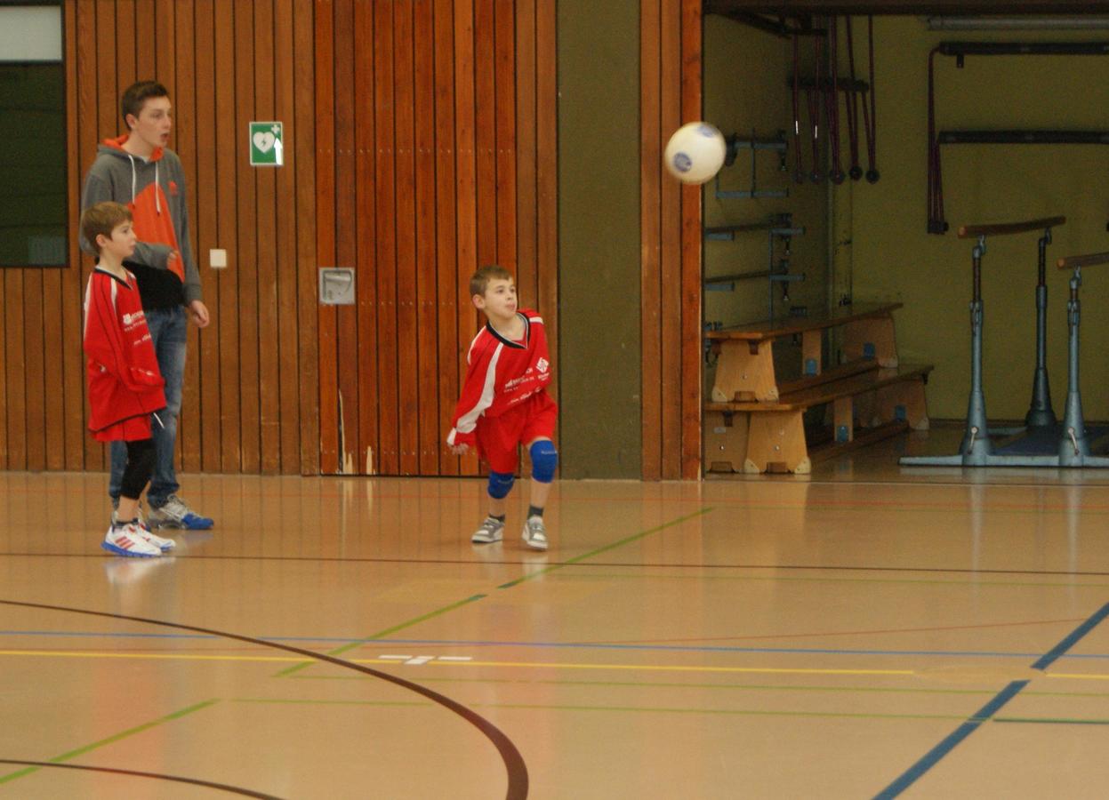 Gute Ballannahme durch Phil Elzer