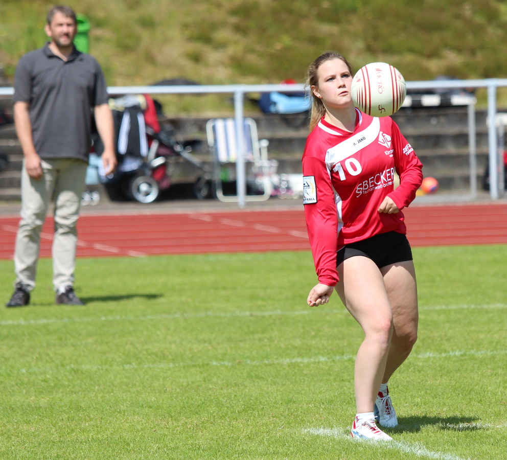 Unter den Augen des Trainers erledigte die junge Abwehrspielerin ihre Aufgaben mit Bravour 