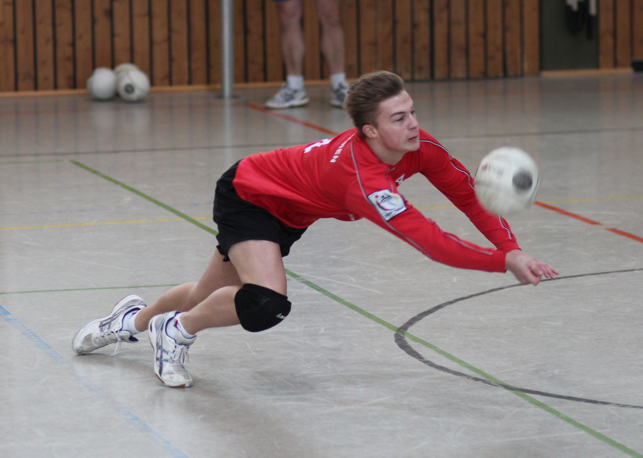 Der VfL Schlagmann erhechtet eine zu kurz geschlagene Angabe