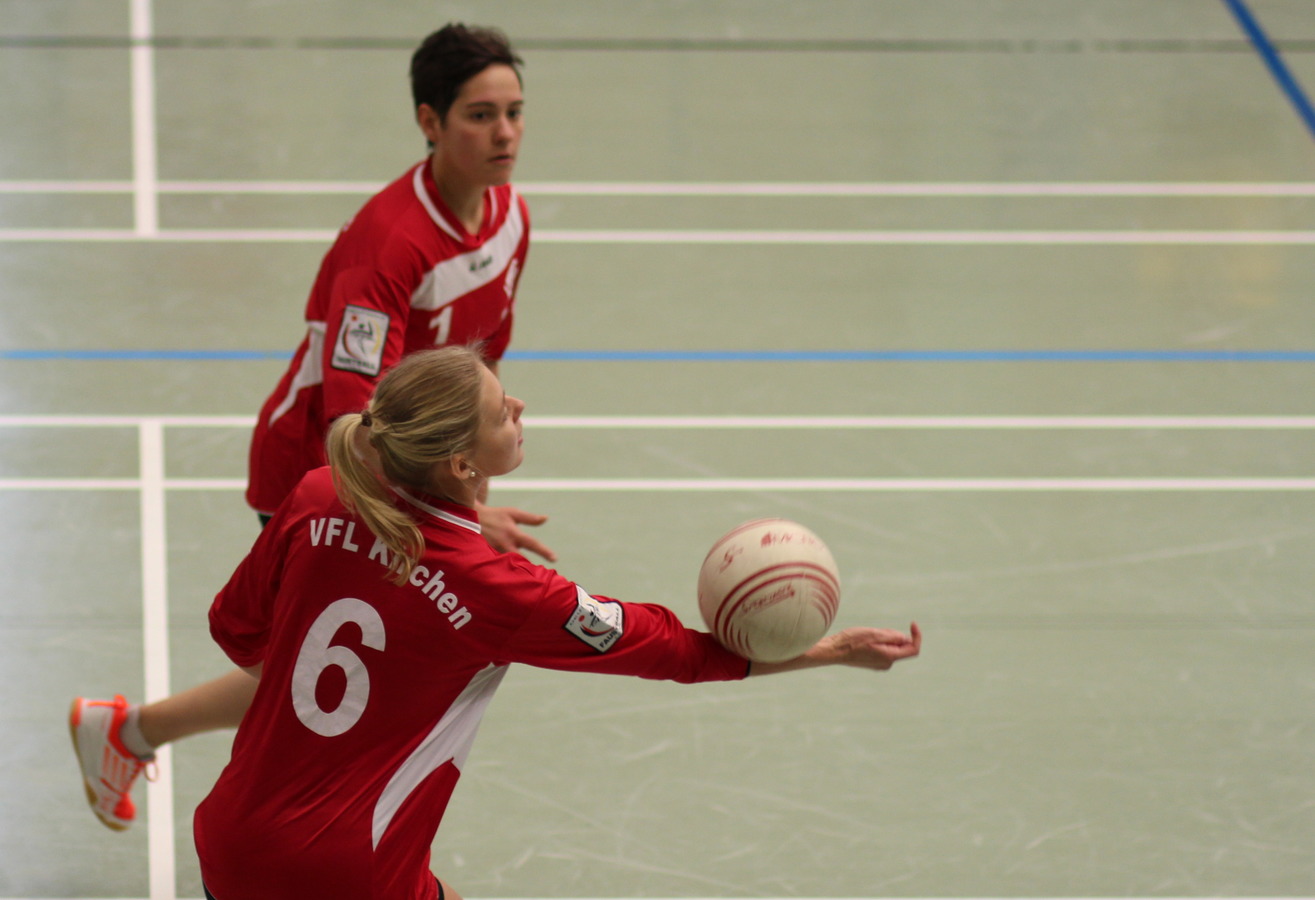 Die VfL-Mittelfrau legt einen Angriff auf