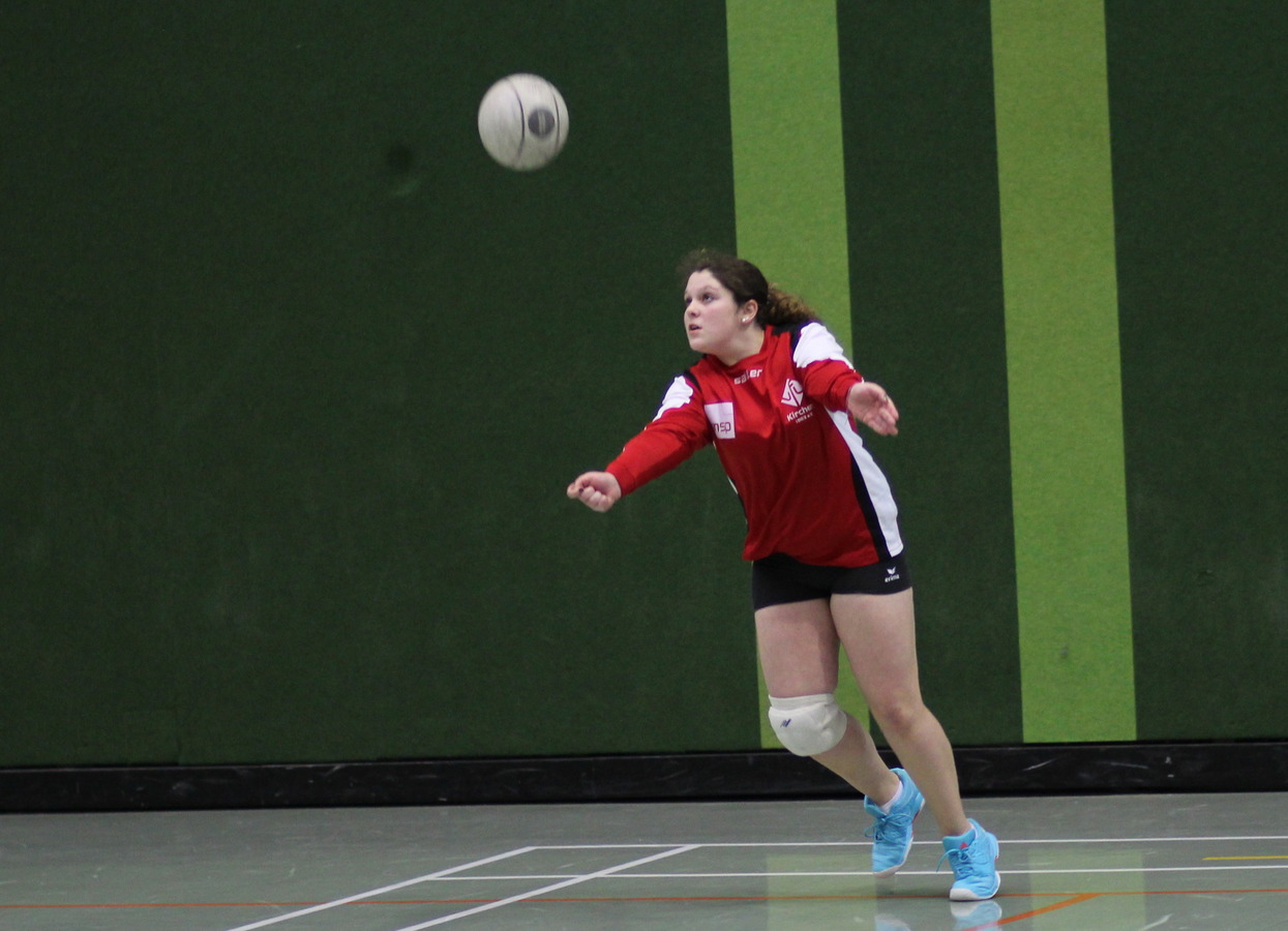 Die VfL Spielerin mit einer Abwehraktion