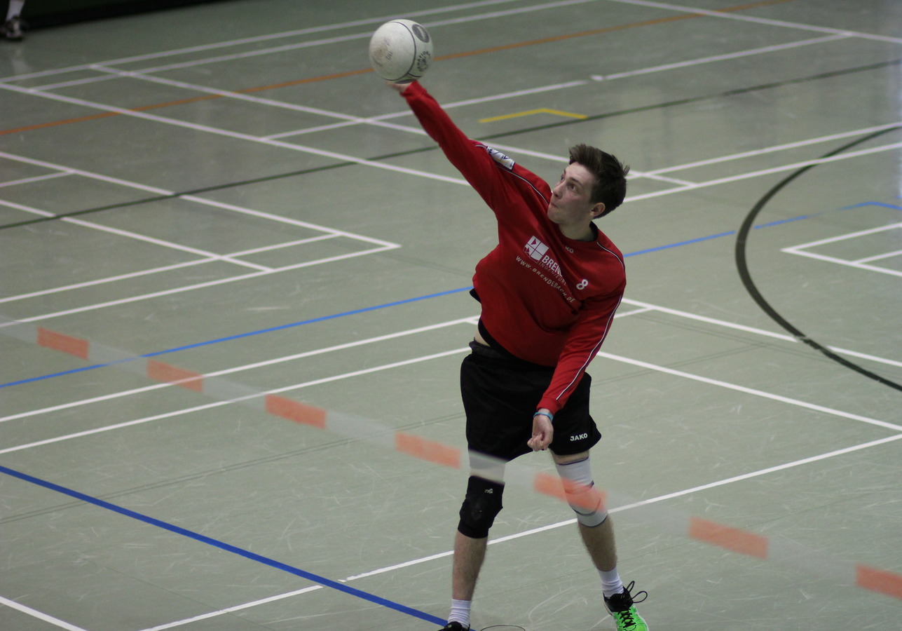 Aufschlag durch Angreifer Jan Brendebach