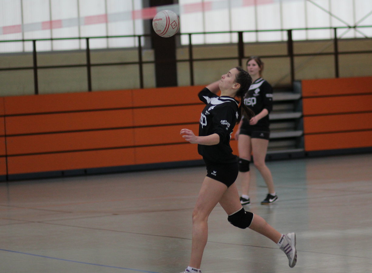 Die Angreiferin des VfL versucht mit einem Schlag direkt zu punkten