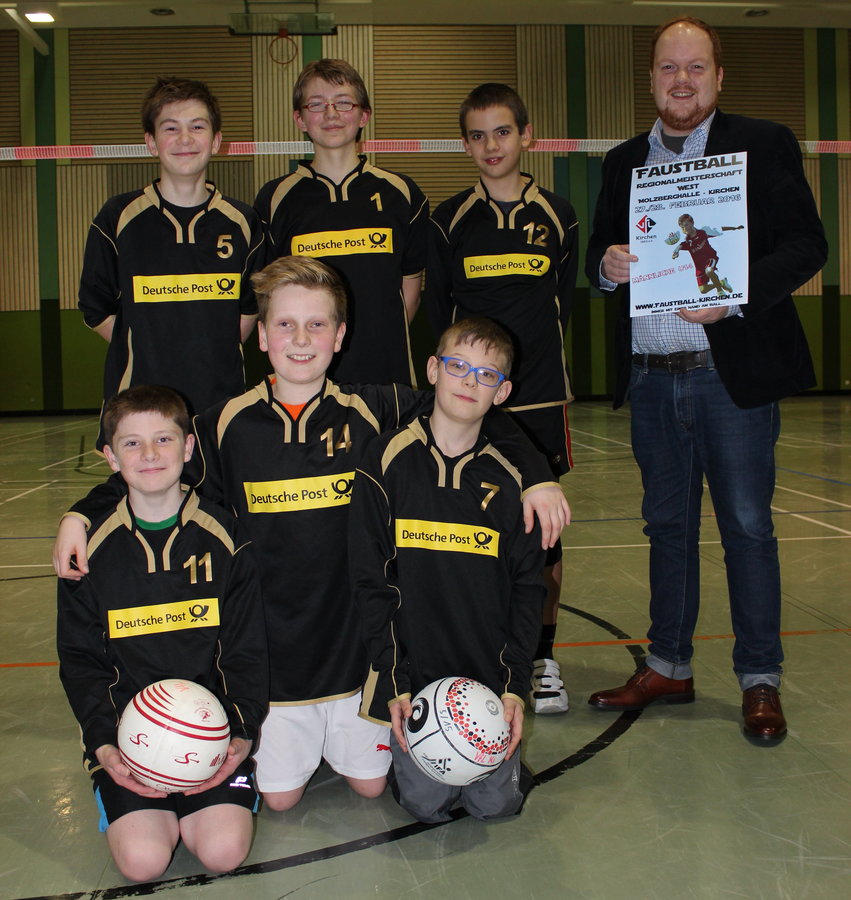 Schirmherr Andreas Hundhausen freut sich mit der Mannschaft auf die Meisterschaft