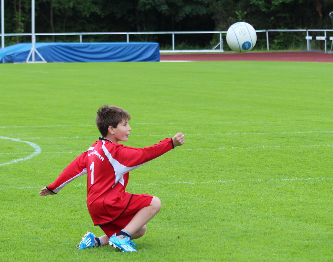 Gute Ballabwehr des VfL Spielers