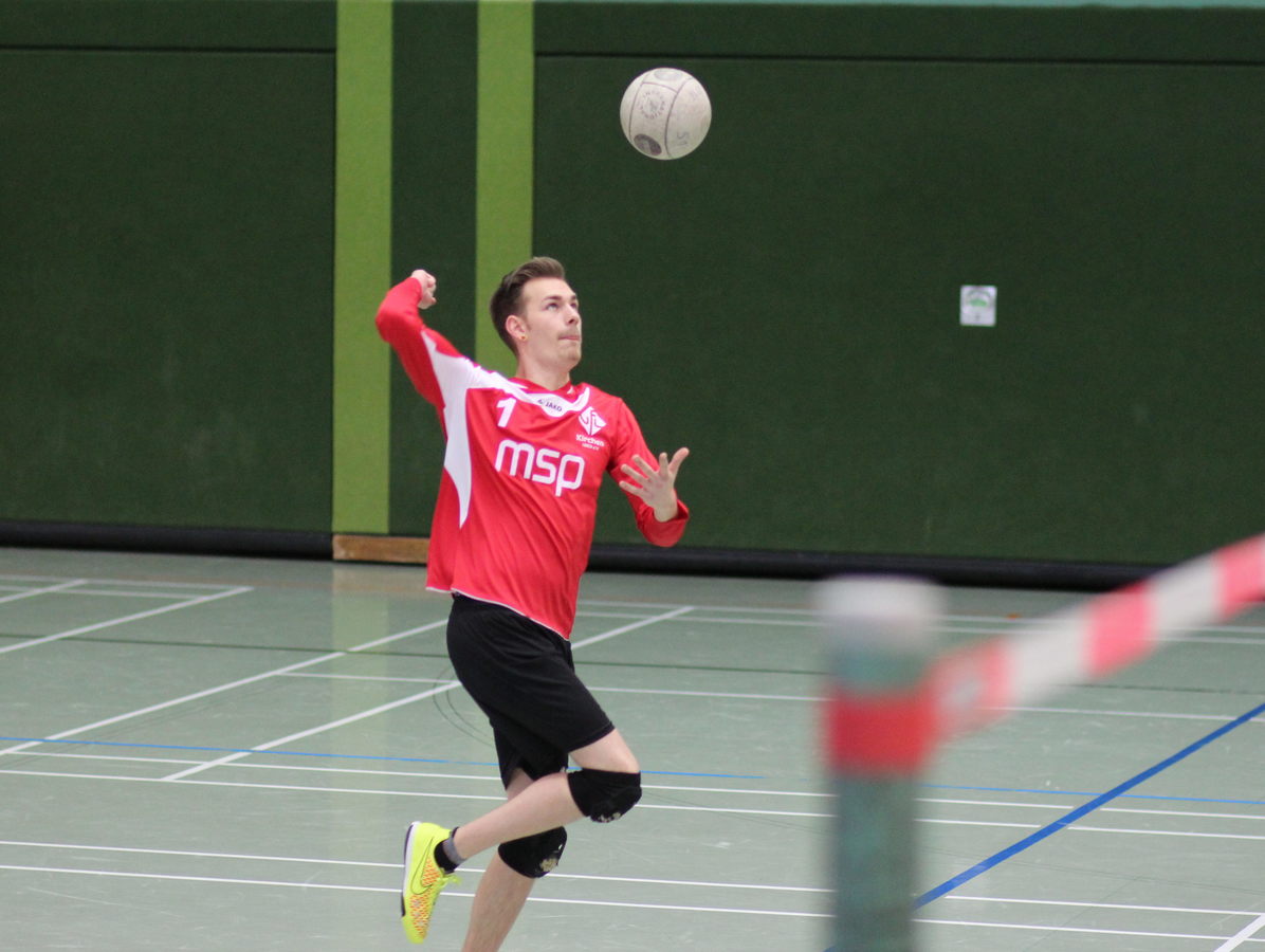 Phillip Fassbender schlägt den Ball über die Leine