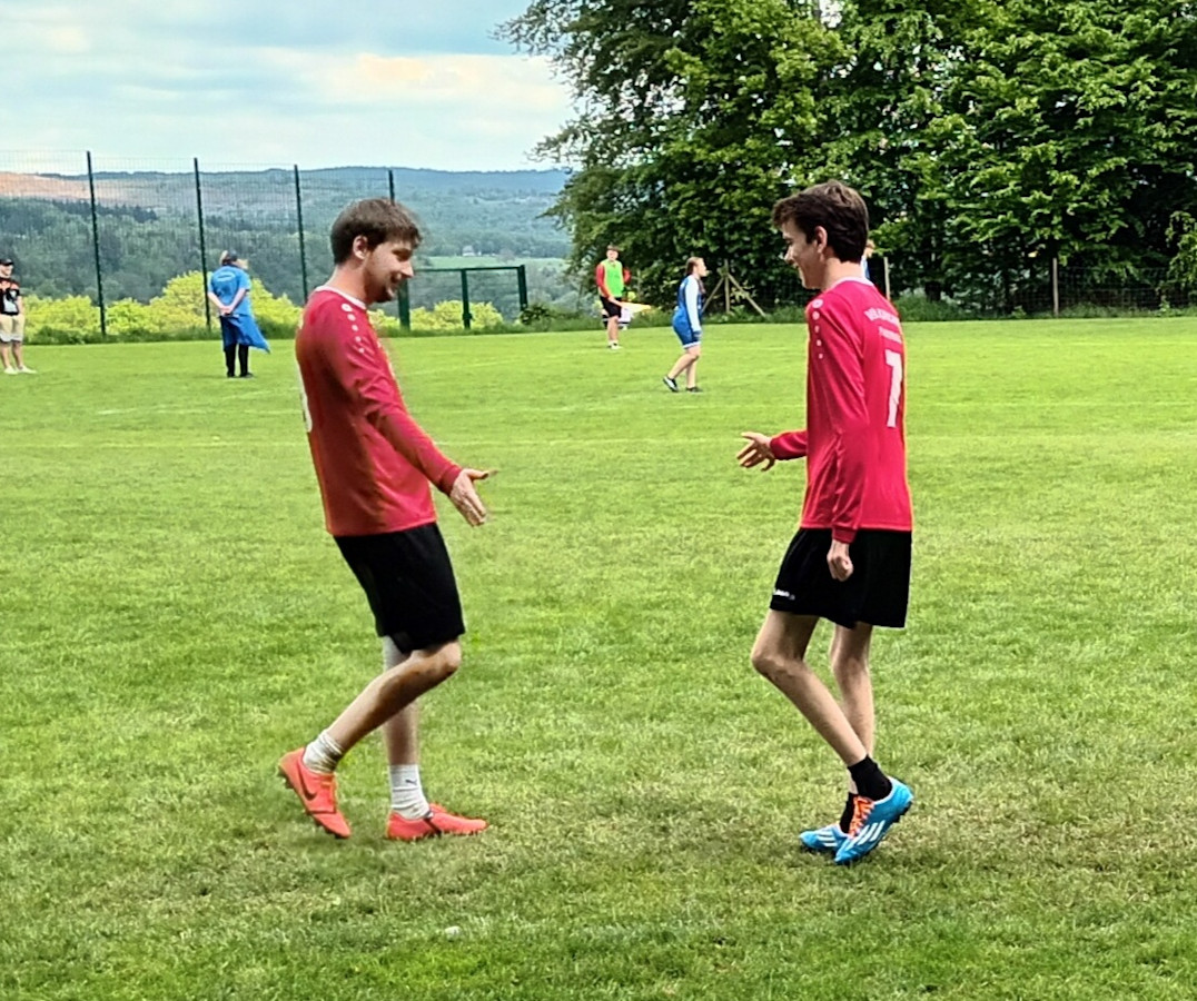 Abklatschen nach einer gelungenen Aktion des VfL