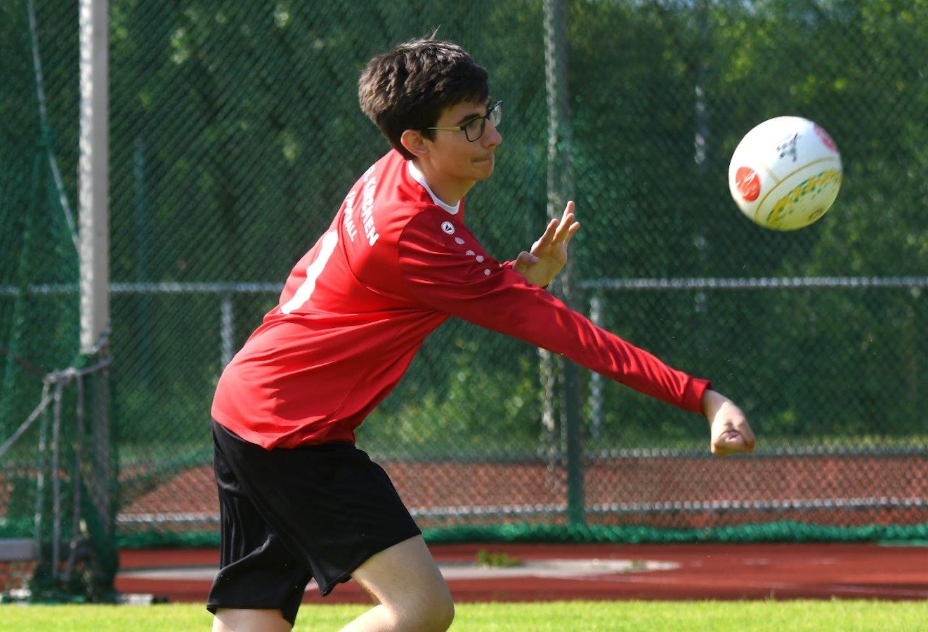 Routinierte Ballannahme durch Lukas Rötter