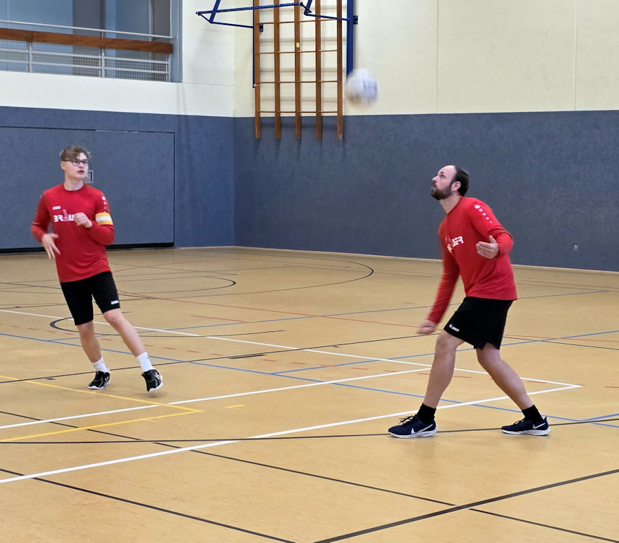 Zuspieler Florian Brauer bereitet einen Angriff vor.